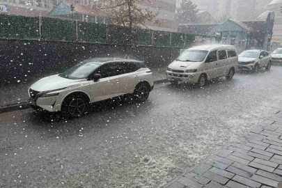 Tatvan’da sağanak ve dolu etkili oldu
