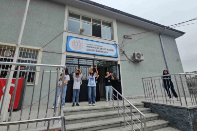 Okul okul gezip minik öğrenciler hem eğitiyorlar hem de yüzlerini güldürüyorlar
