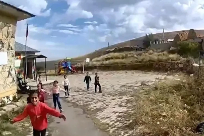 Koşarak geldiler, sımsıkı sarıldılar: Jandarmaya sevgi çemberi
