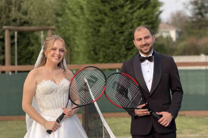 Tenis kortlu köyde gelinlik ve damatlıkla maç yaptılar
