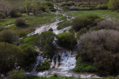 Erzincan’da mevsimsel su kaynağı doğal traverten oluşturuyor