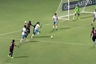 Uzun saçlarıyla rakibine 2 kırmızı kart aldırdı
