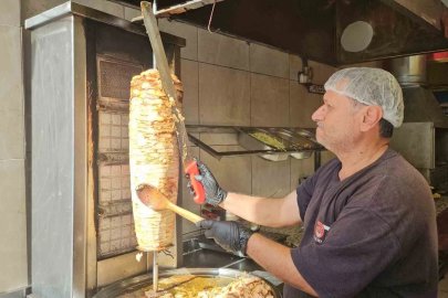 Hatay’da genç girişimci 100 TL’ye döner satıp askıya yemek koyuyor
