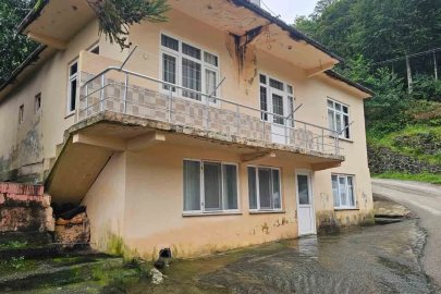 Artvin’de iki katlı evin altından çıkan su görenleri şaşkına çeviriyor
