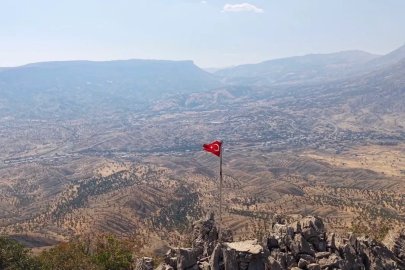 Gazeteci 2 bin rakımdaki Türk bayrağını yeniledi
