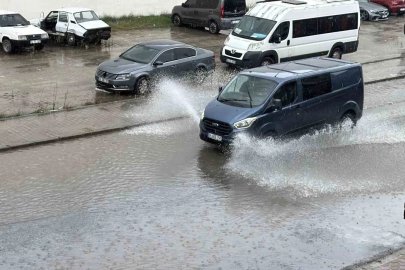 Sağanak yağış yolları gölete çevirdi: Araçlar temkinli ilerledi
