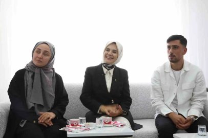 Bakan Göktaş, evlilik kredisinden yararlanan yeni evli çiftin ilk misafiri oldu
