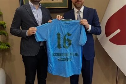 Bursaspor Başkanı Çelik’ten Bilal Erdoğan’a özel forma
