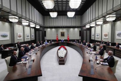 Kabine Toplantısı, Cumhurbaşkanı Recep Tayyip Erdoğan’ın başkanlığında Beştepe’de başladı.
