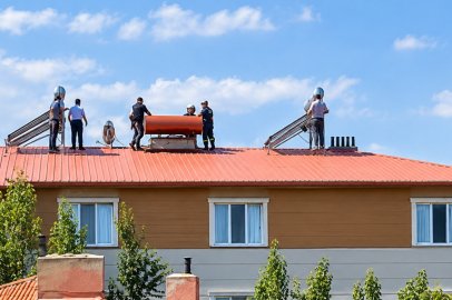 Tercan’da çatıya çıkan kişi ekiplerce ikna edilerek indirildi