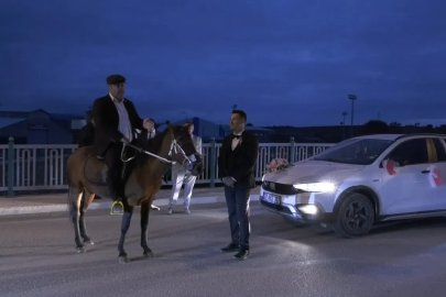 At ile gelin arabasının önünü kesen muhtar ilgi odağı oldu
