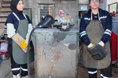 Başkanın ‘kaynak yapabilir misiniz’ sorusuyla başlayan süreçle birlikte 2 genç kadın belediyede kaynakçı oldu
