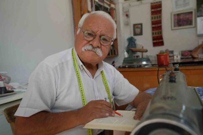 55 yıllık terzi, boş vakitlerini kitap okuyarak geçiriyor
