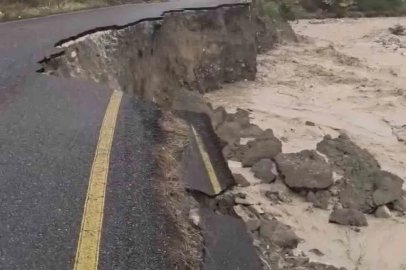 Dere taşma noktasına geldi: Hızlı akan sular yolu çökertti
