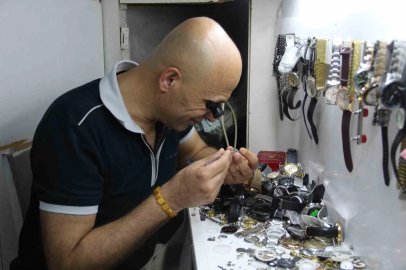 3 metrekarelik dükkanda yarım asırlık aile mesleğini yaşatıyor
