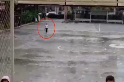 Yağmur altında istiklal marşı okuyan ilkokul öğrencisi takdir topladı
