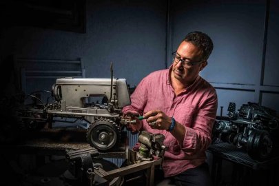 Hurda dikiş makinelerini sanat eserine dönüştürüyor
