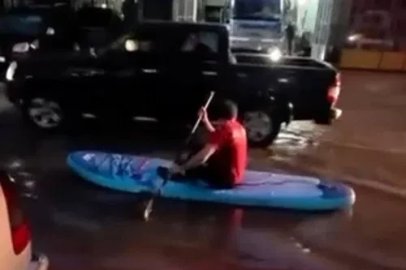 Sokaklar göle dönünce SUP ile gezintiye çıktı
