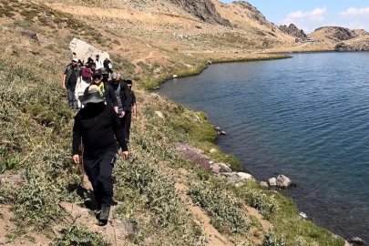 Doğaseverlerden 3 bin 500 rakımlı Sat Gölleri’ne yolculuk
