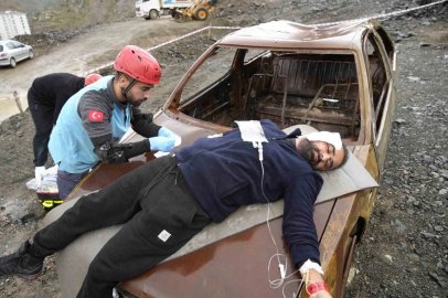 Gümüşhane’de yağış altında heyelan sonrası kaza tatbikatı
