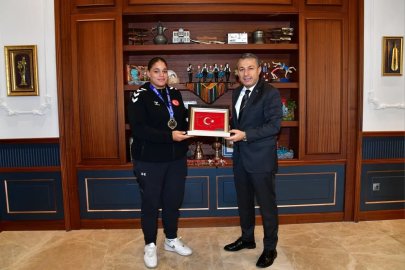 Avrupa Şampiyonu bayan millî boksörleri kabul etti
