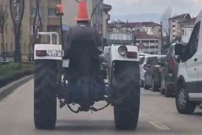 Bolu’da trafikte ilginç görüntü: Başına duba geçirip traktör sürdü
