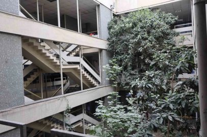 İş hanının ortasındaki ağaçlar dikkat çekiyor
