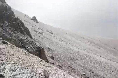 Karayazı’da Çakmak Dağı’na mevsimin ilk karı düştü
