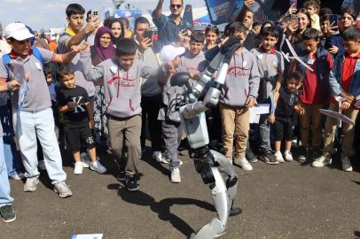 TEKNOFEST Güneydoğu’da insansı robota yoğun ilgi: Halay çektirdiler, türkü söyleyip öptüler
