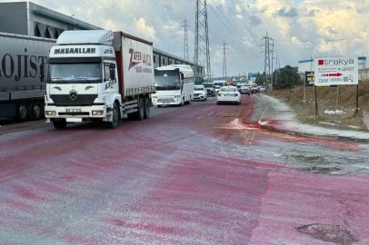 Dökülen boya yolu kırmızıya boyadı

