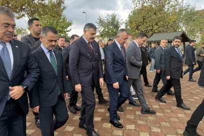 Bakan Çiftçi Kocaeli’de cuma namazı kıldı, vatandaşlarla bir araya geldi
