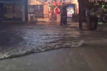 Elazığ’da sağanak yağışta caddeler dereye döndü
