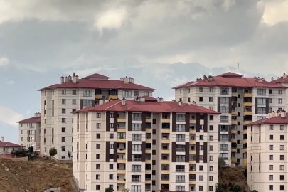 Yüksekova’ya mevsimin ilk karı düştü
