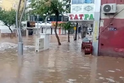 Silvan’da sağanak ve dolu taşkınlara neden oldu
