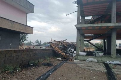 Fırtına da cami minaresi ve ağaç devrildi, çatı yıkıldı
