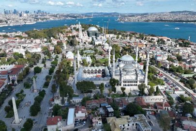Ayasofya’nın Kubbesi gri brandalarla kapatıldı
