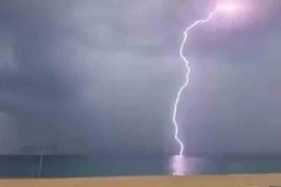 Alanya’da şimşekler geceyi gündüze çevirdi
