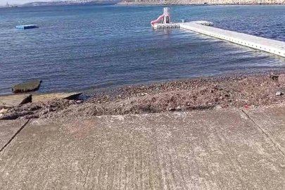 Yalova’da kırmızı renkli su denize döküldü
