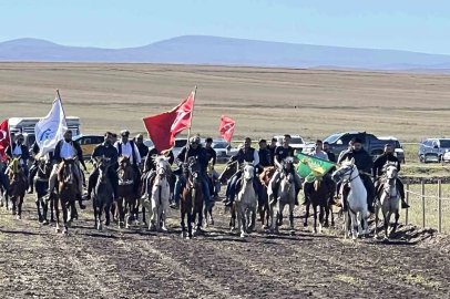 Kars’ta rahvan atlar nefes kesti: Geleneksel yarışlara yoğun ilgi

