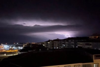Besni’de şimşekler geceyi gündüze çevirdi
