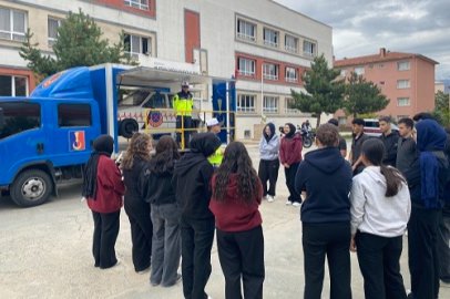 Erzincan’da öğrenci ve öğretmenlere uygulamalı trafik eğitimi verildi