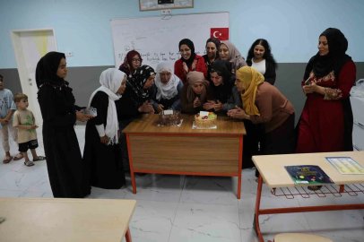 Yıllar sonra gelen mutluluk: Okuma-yazma öğrendiler, pasta kesip mezun oldular
