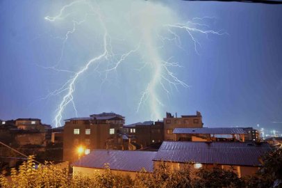 Samsun’da şimşekler geceyi gündüze çevirdi
