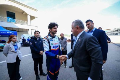 Bakan Bak, Formula 1 öncesi İstanbul Park’ta sürüş yaptı
