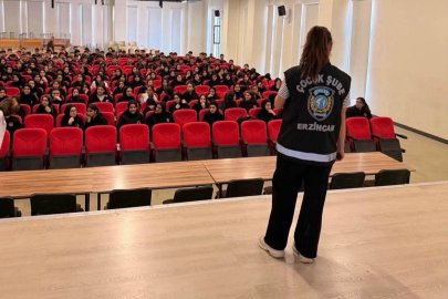 Çocuk polisi, Erzincan’da öğrencileri suçlara karşı bilgilendirdi