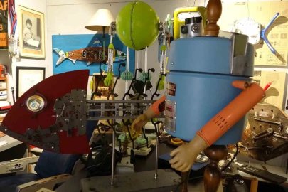 Çöpe gidecek elektronik malzemeler onun ellerinde sanat eserine dönüşüyor
