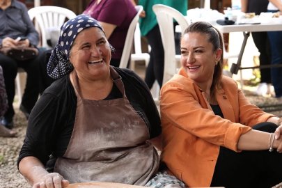 Sosyal medyada belediye başkanını kadınlarla yufka açarken gördü, yazdığı yorumla hamur makinesi kapısına geldi
