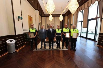 Örnek davranışıyla Bakan Çiftçi’nin takdirini toplayan polis memurlarına başarı belgesi verildi

