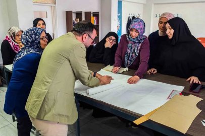 Kadınlar moda tasarımı kursuyla meslek öğreniyor
