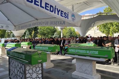 Kayseri’de kazada hayatını kaybeden 3 kişi son yolculuklarına uğurlandı
